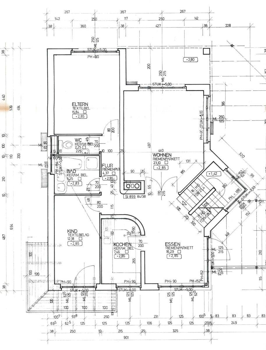 Grundriss des Erdgeschosses mit Wohn-, Ess- und Küchenbereich sowie Schlafzimmern.