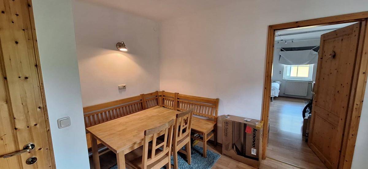 Essbereich mit rustikalen Holzmöbeln, einer Eckbank und einem Holztisch.