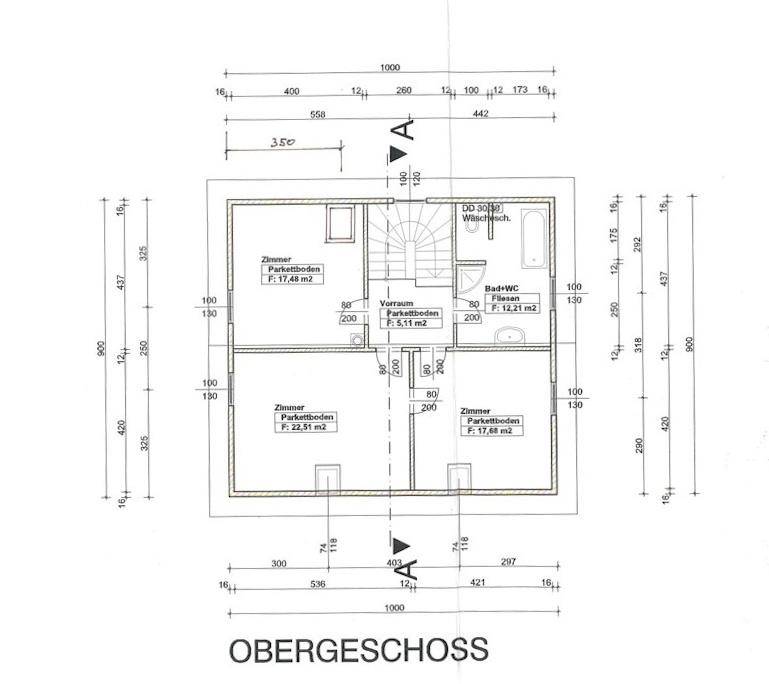Grundriss des Obergeschosses mit drei Zimmern, Bad und Dachschrägen.