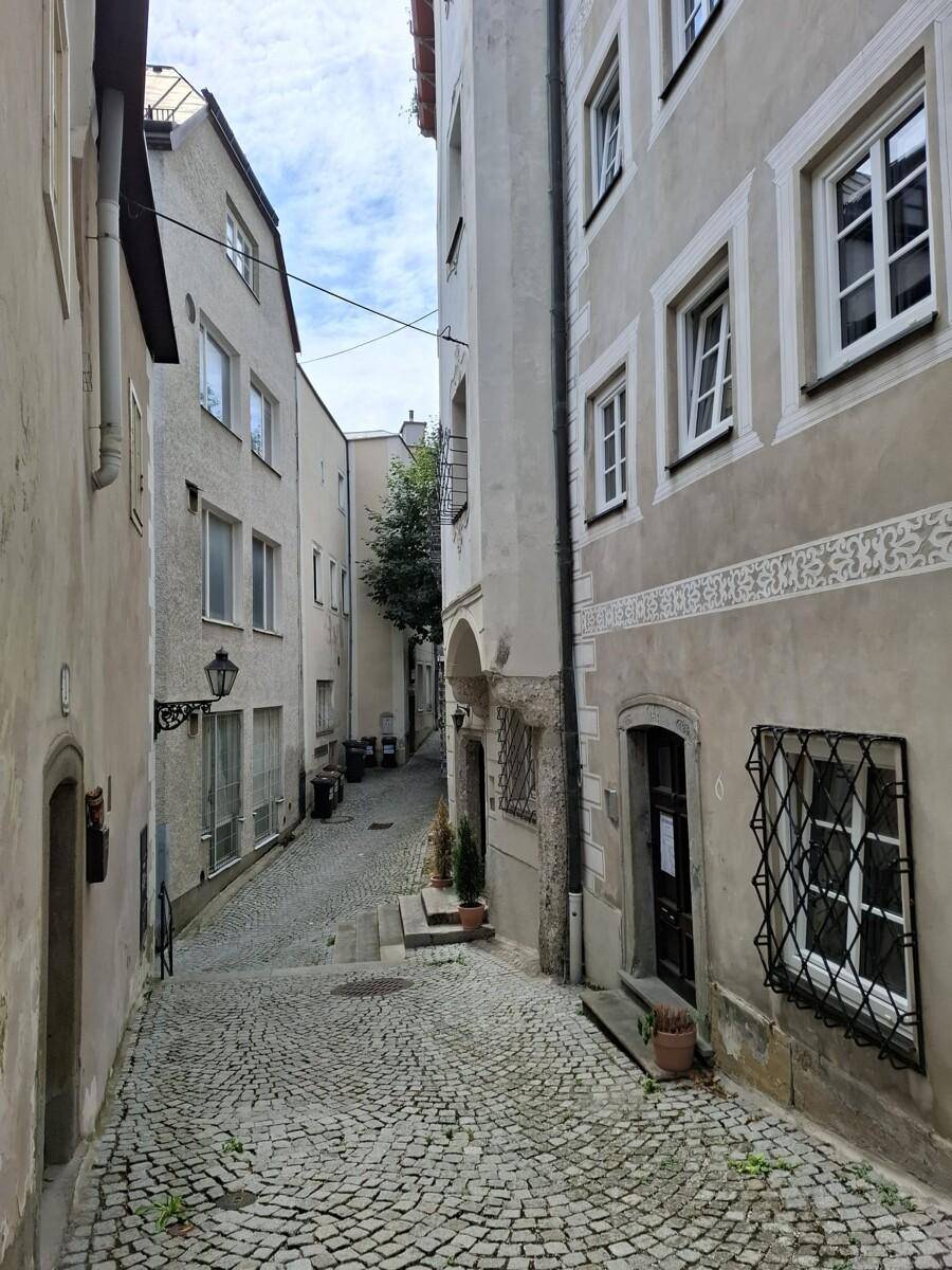 Enge Gasse mit Kopfsteinpflaster und traditioneller Architektur, typisch für die Altstadt.