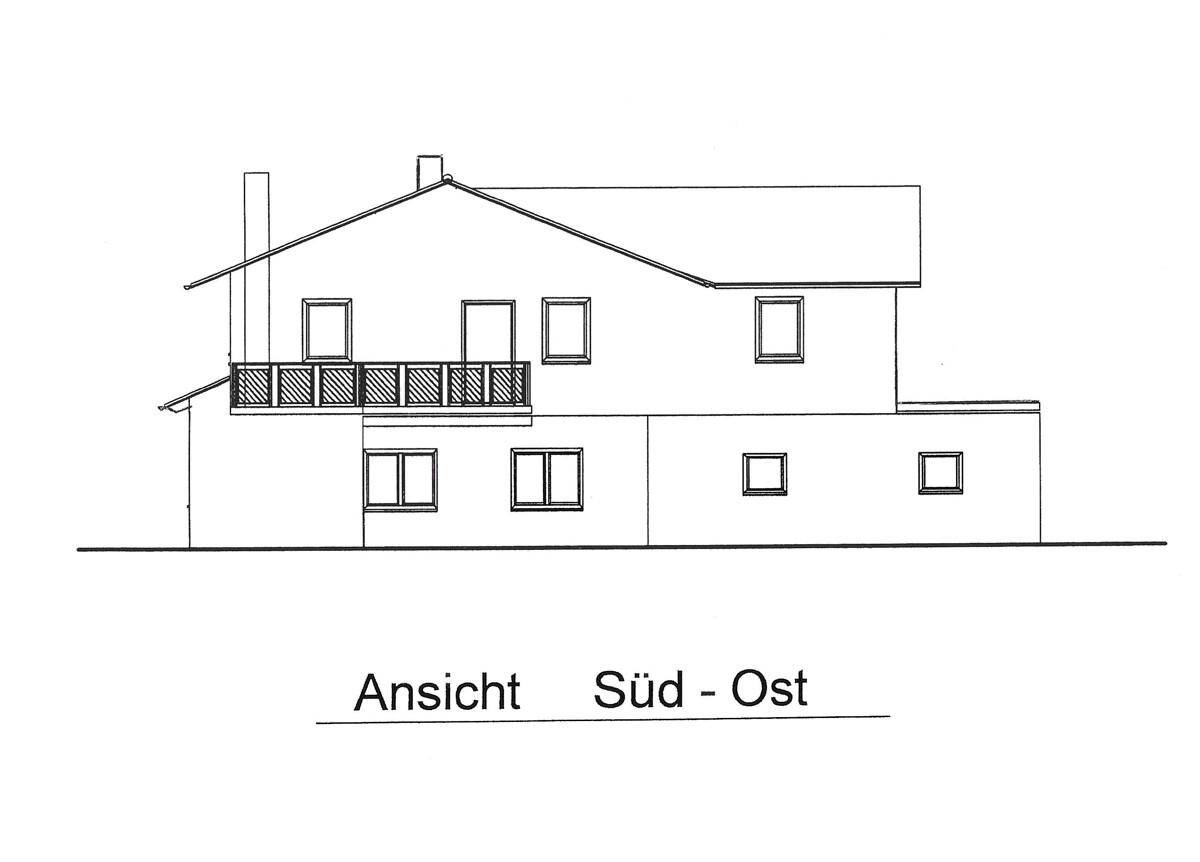 Ansicht der Süd-Ost-Fassade des Gebäudes mit Balkon und Fenstern.
