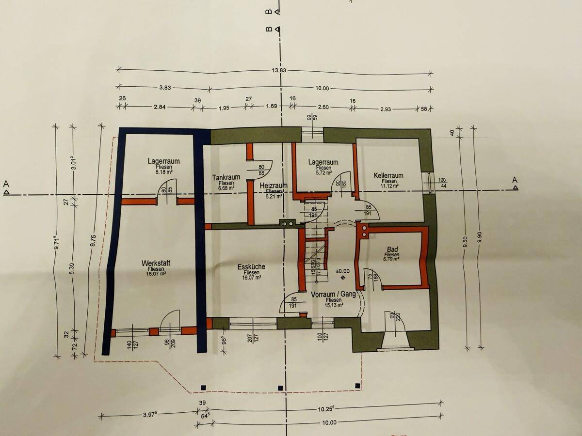 Grundriss des Untergeschosses mit Werkstatt, Heizraum, Essküche und weiteren Kellerräumen.