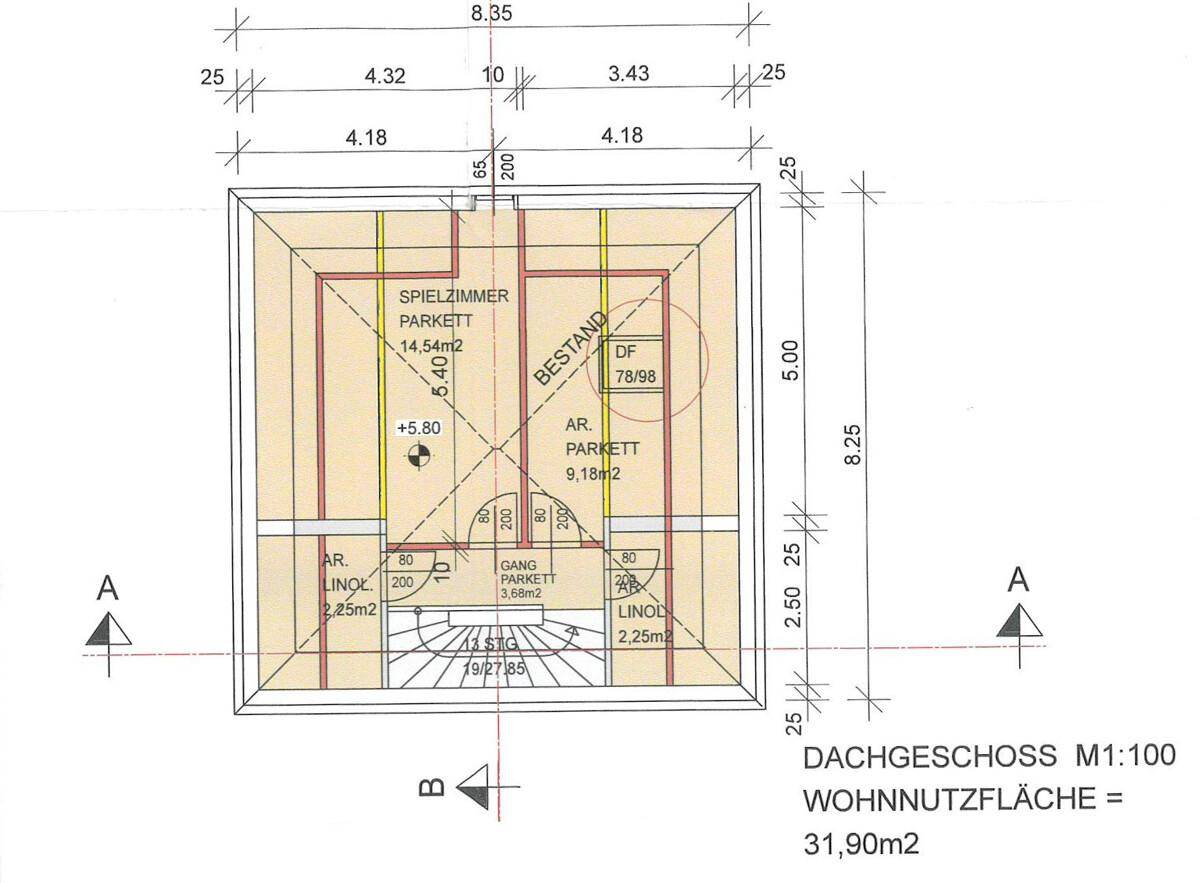 Grundriss des Dachgeschosses mit Spielzimmer und Abstellräumen unter der Dachschräge.