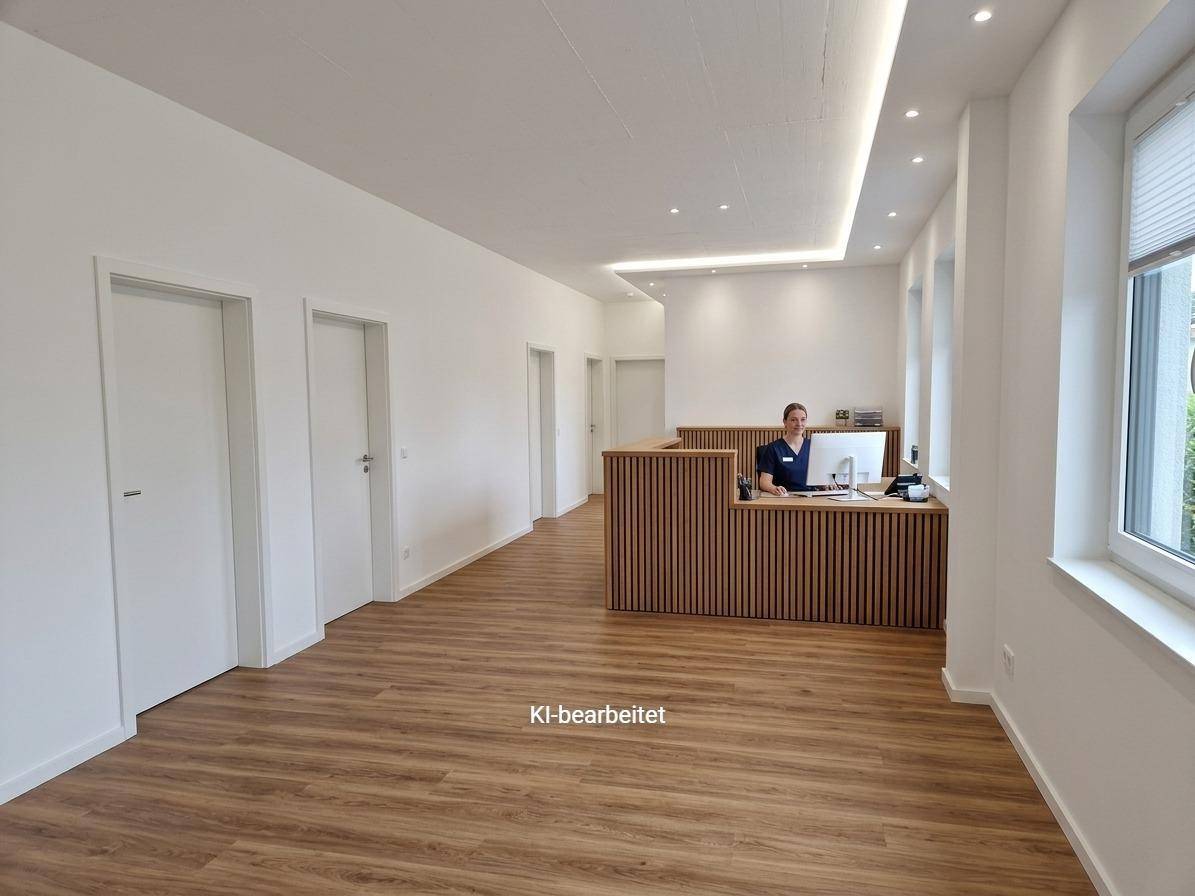 Moderner Empfangsbereich mit Holzlamellen-Theke, integrierter Beleuchtung und großen Fenstern.