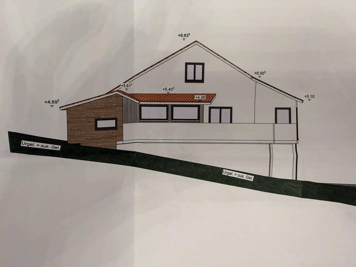 Architektonische Seitenansicht des Gebäudes mit Balkon und Satteldach.