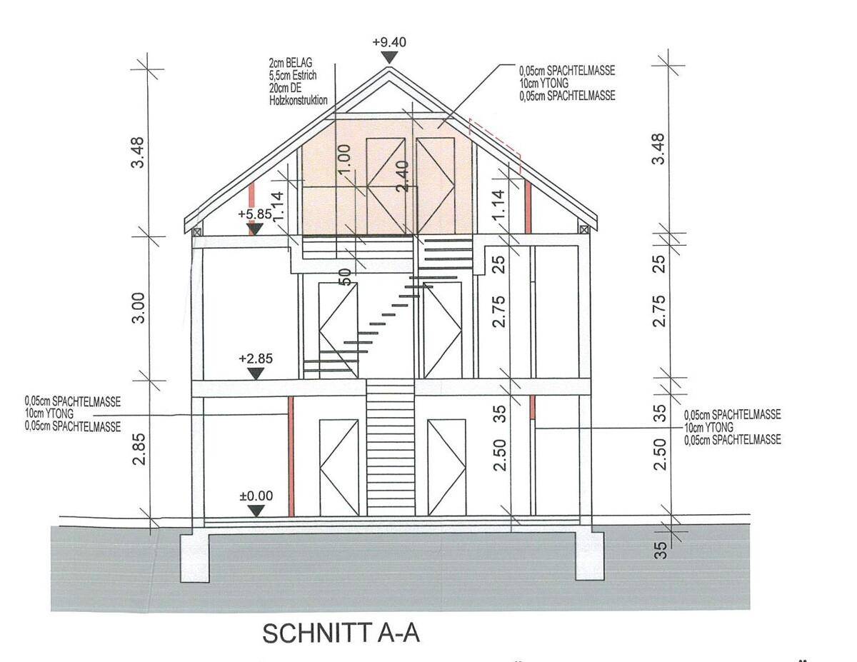 Schnitt A-A des Gebäudes zeigt die interne Struktur und die Dachschrägen.