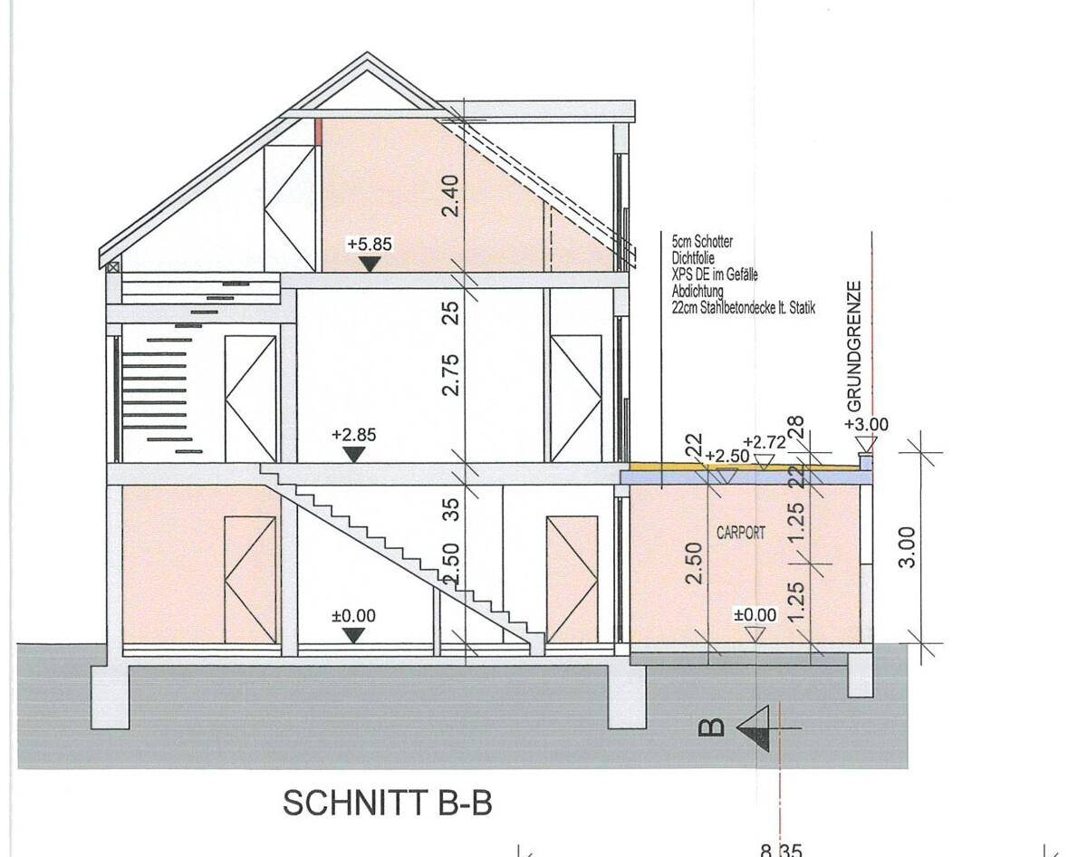 Schnitt B-B des Gebäudes zeigt die interne Struktur, Treppen und den Carport.