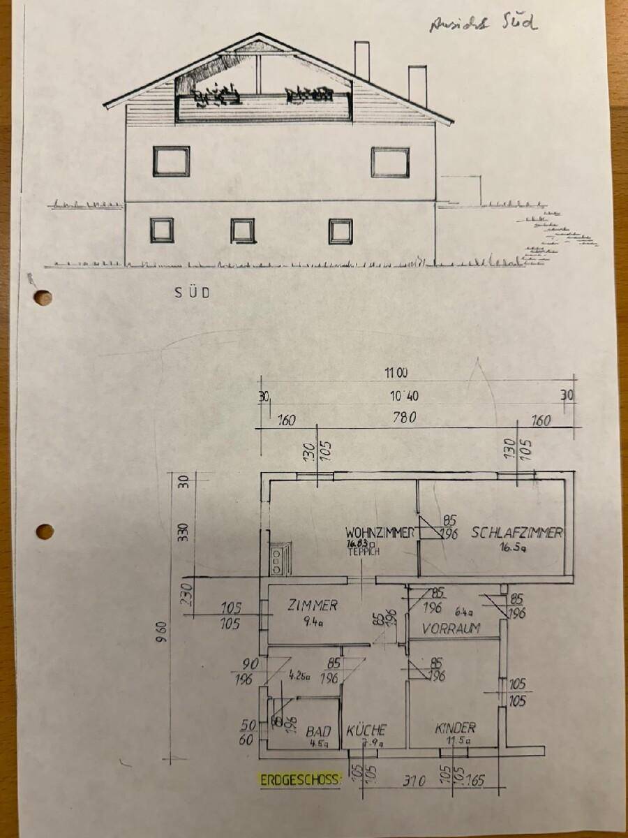 Handgezeichneter Grundriss des Erdgeschosses mit Wohnzimmer, Schlafzimmer, Küche, Bad und WC.