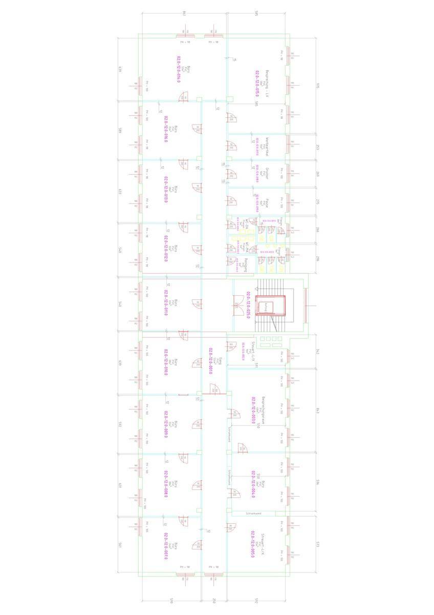 Grundriss einer Etage mit vielen kleinen Büros, die entlang eines zentralen Korridors angeordnet sind.
