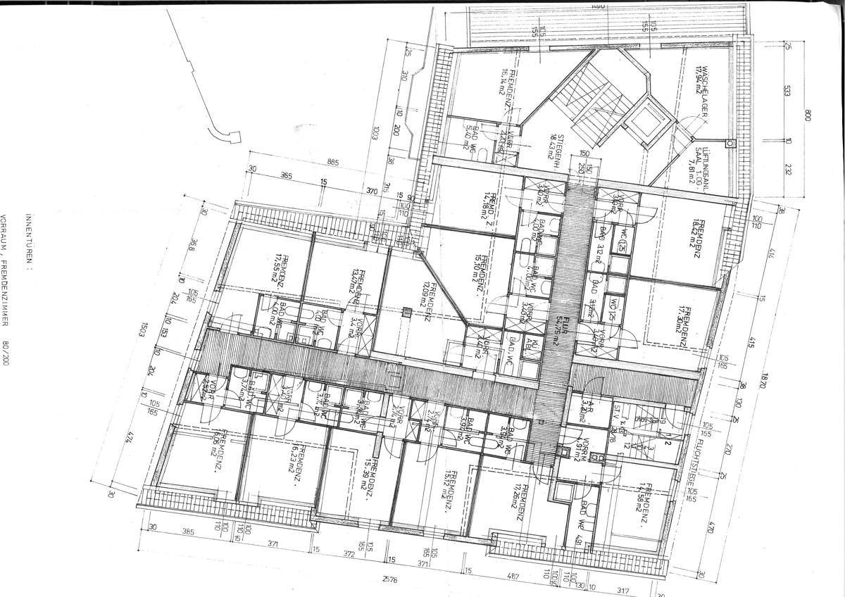 Detaillierter Grundriss eines weiteren Obergeschosses mit vielen Gästezimmern und Bädern.