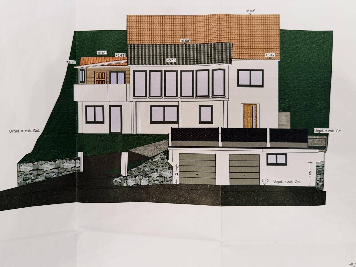 Architektonische Ansicht der Gebäudefassade mit integrierter Doppelgarage und Balkon.