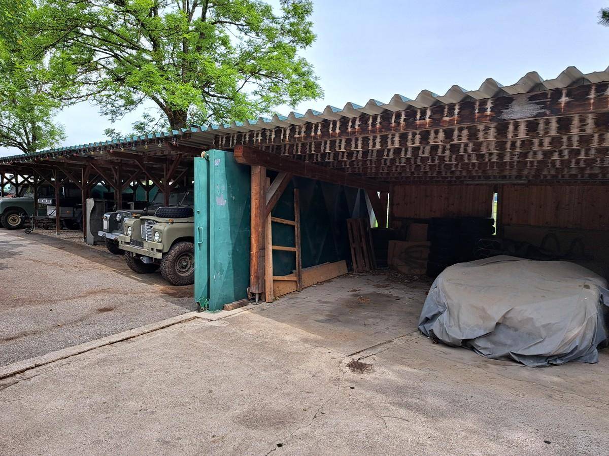 Lange Reihe von Carports mit mehreren klassischen Geländewagen, ideal für Fahrzeuglagerung und Schutz.