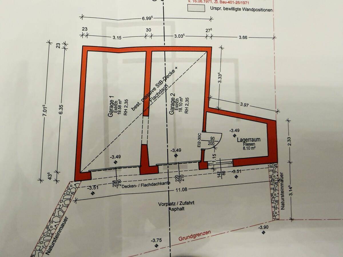 Grundriss der Doppelgarage mit zusätzlichem Lagerraum und Zufahrtsbereich.