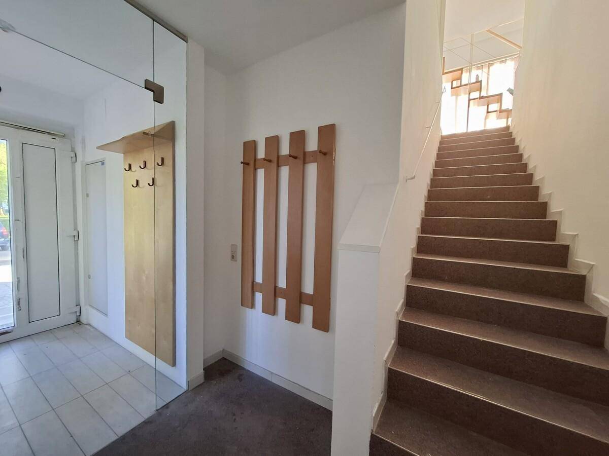 Eingangsbereich mit Garderobe und Treppe zum Obergeschoss, hell und funktional gestaltet.