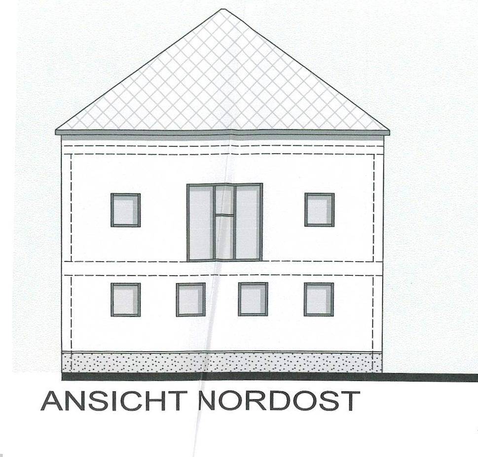 Ansicht der Nordostfassade des Gebäudes mit symmetrischer Fensteranordnung und Satteldach.