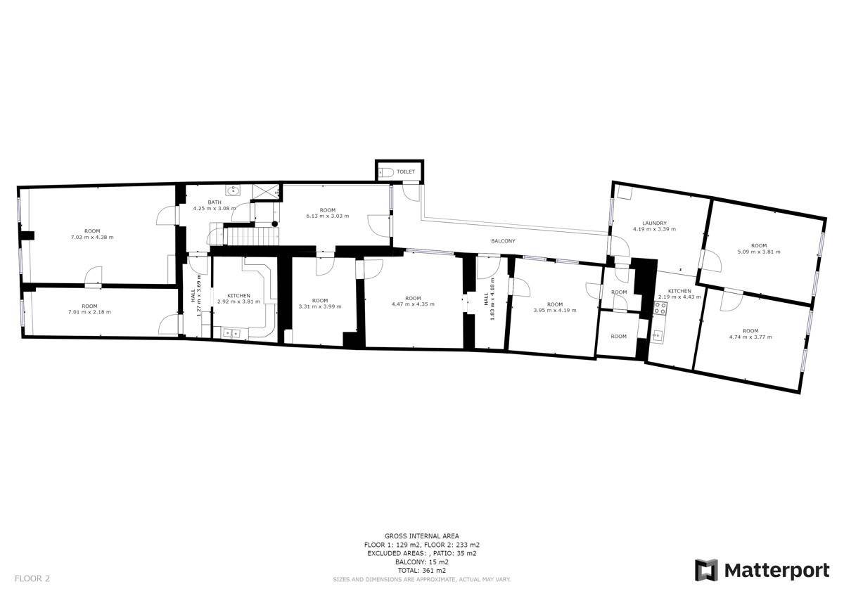 Detaillierter Grundriss des zweiten Stocks mit mehreren Zimmern, Bad und Balkon.