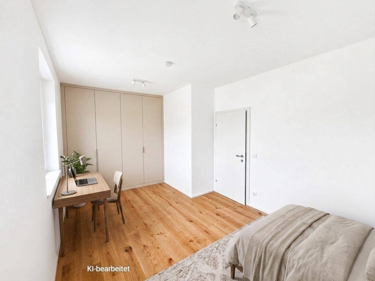 Virtuell eingerichtetes Schlafzimmer mit Holzboden, Schrankwand und Schreibtisch am Fenster.