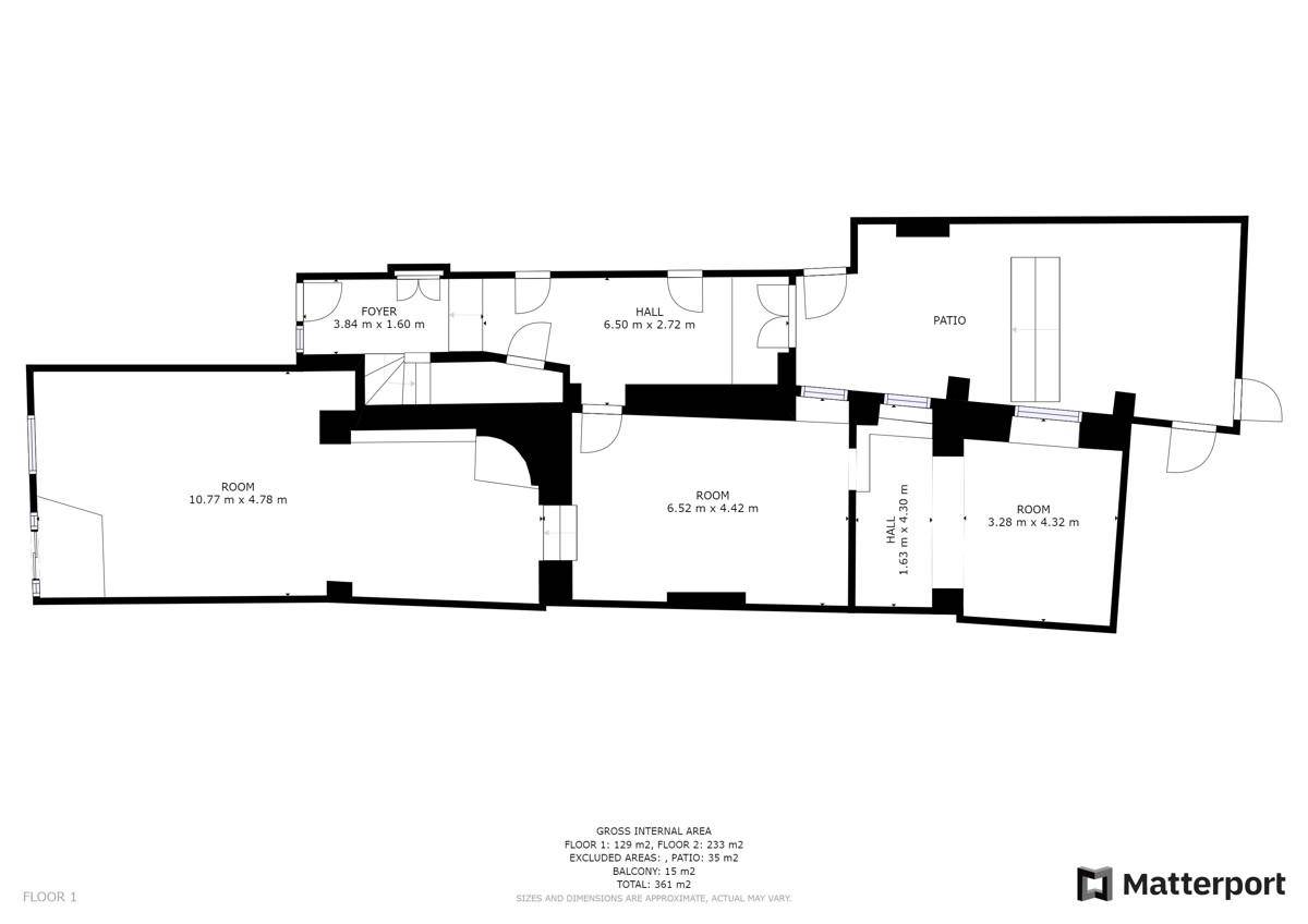 Grundriss des ersten Stocks mit Foyer, Flur und großem Patio-Bereich.
