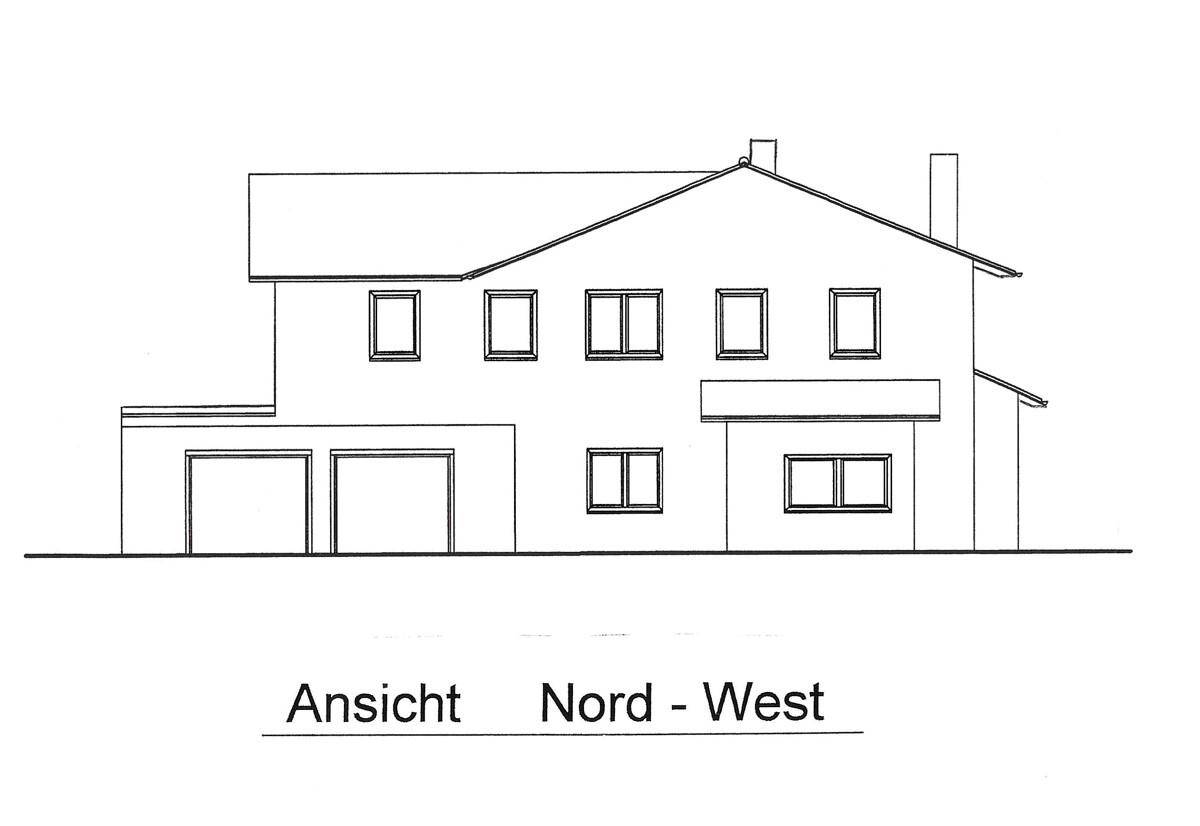 Ansicht der Nord-West-Fassade des Gebäudes, zeigt Fenster und Garagen.