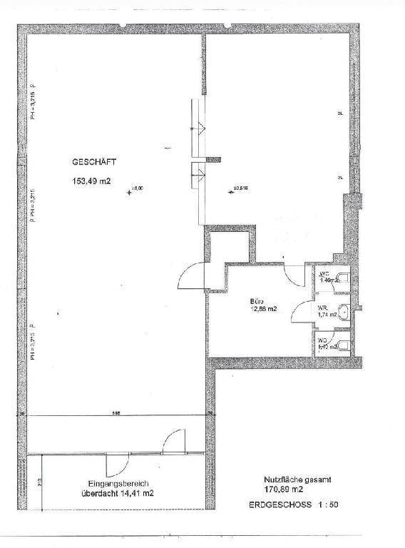 Grundriss des Erdgeschosses mit einem großen Geschäftsbereich und separaten Büros.
