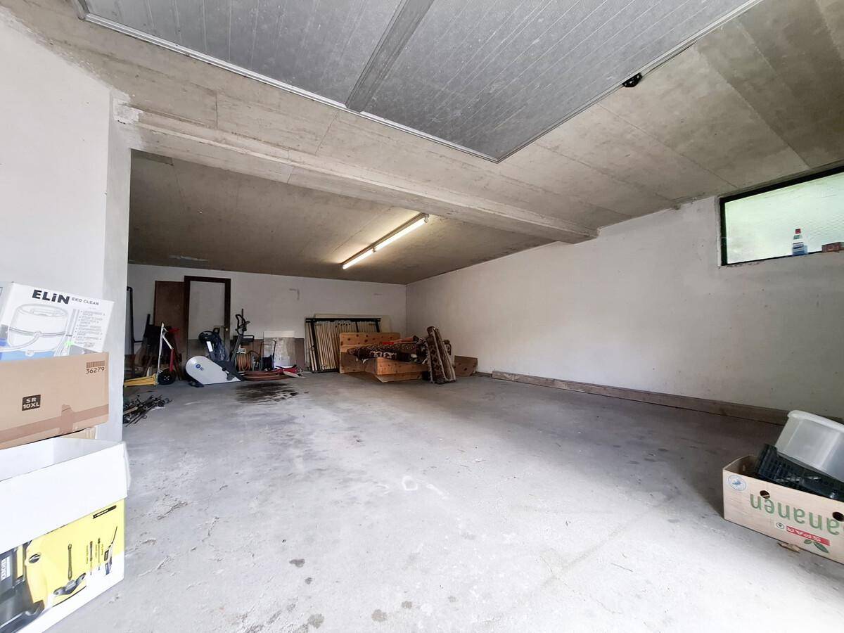 Geräumige Tiefgarage mit Betonboden und ausreichend Platz für mehrere Fahrzeuge oder Lagerung.