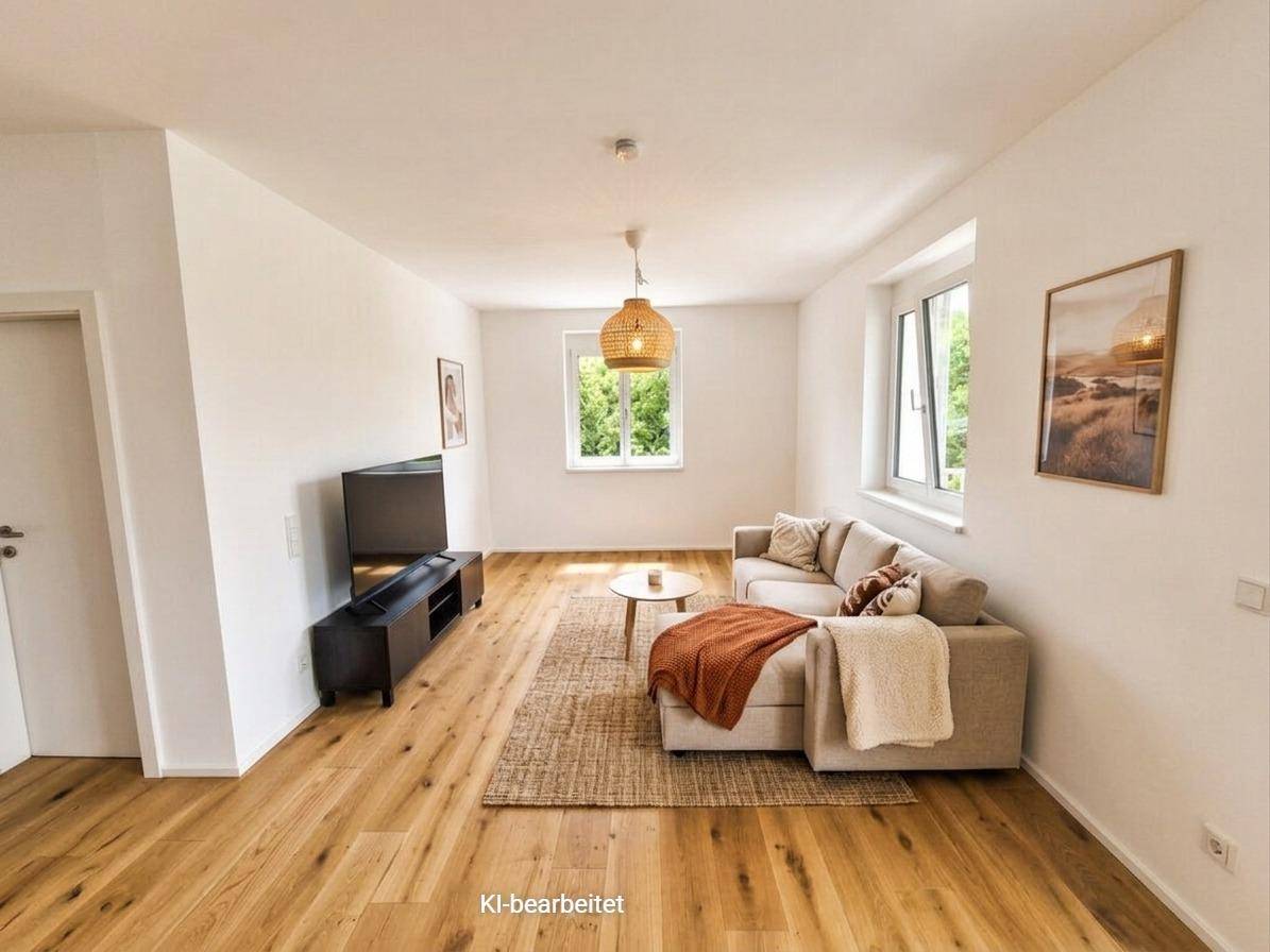 Virtuell eingerichtetes Wohnzimmer mit Sofa, Fernseher und hellem Eichenparkett.