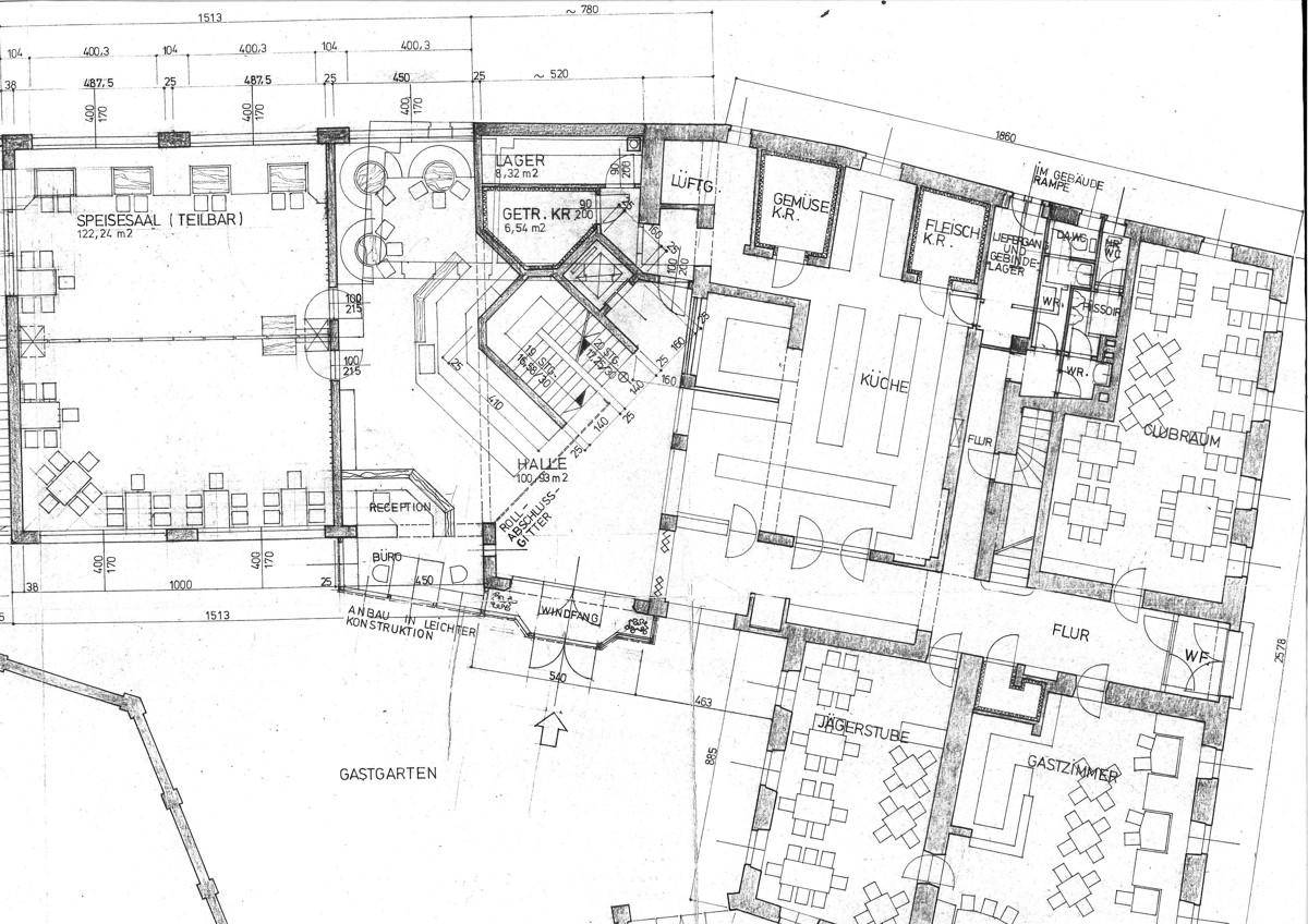 Grundriss des Erdgeschosses mit Speisesaal, Küche, Lager und Gastgarten.