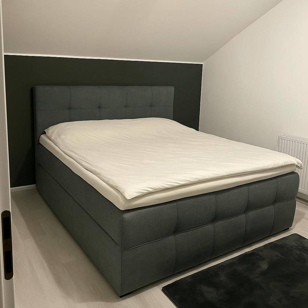Moderner Schlafzimmer mit Grüner Wand
