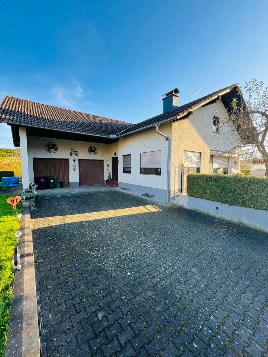 Einfahrt/Garage