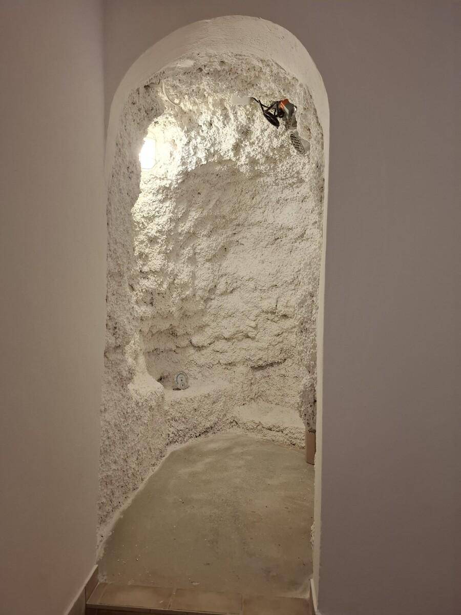 Historischer Felsenkeller mit rauen Wänden und einzigartiger Atmosphäre.