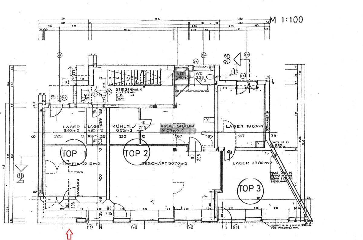 Grundrissplan eines Gewerbeobjekts mit mehreren Lagerbereichen, einem Arbeitsraum und einem WC.