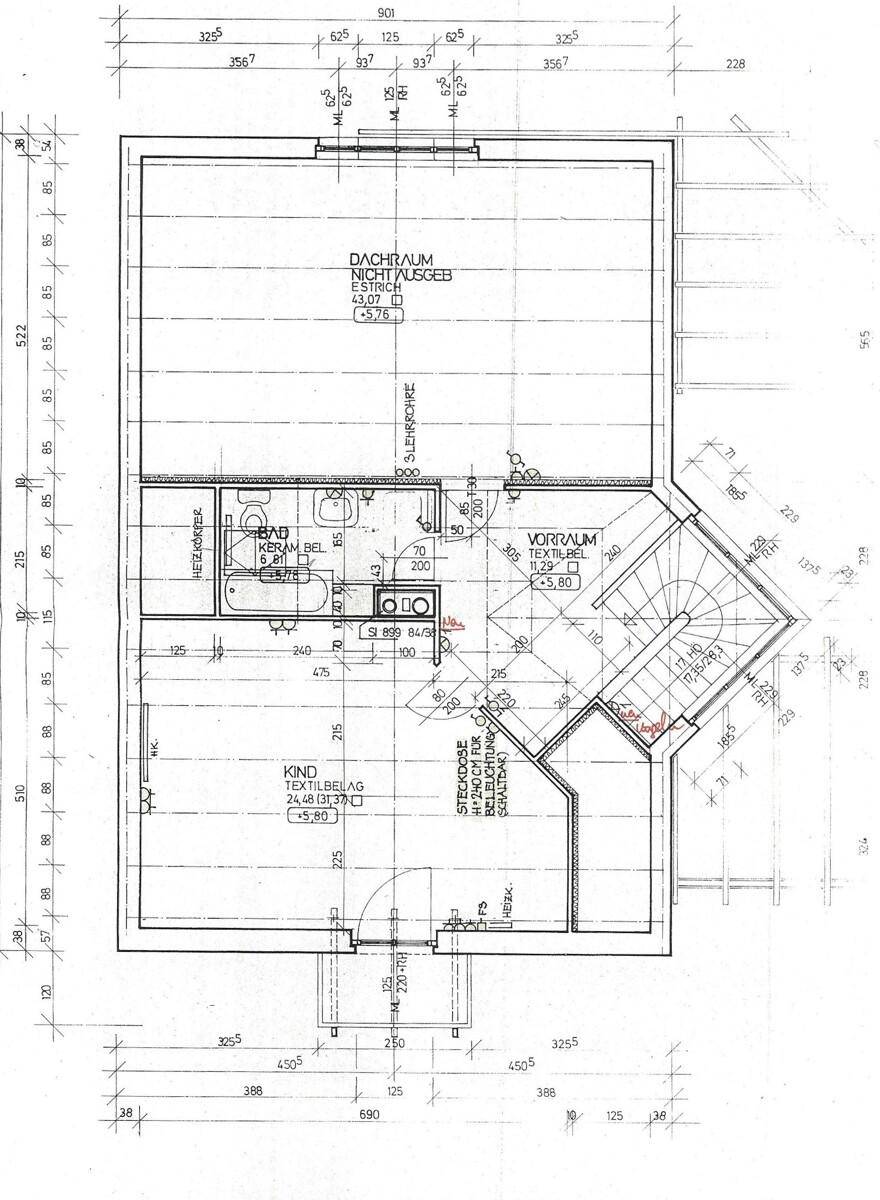 Grundriss des Dachgeschosses mit Bad, Vorraum und weiterem Zimmer, inklusive Dachschrägen.