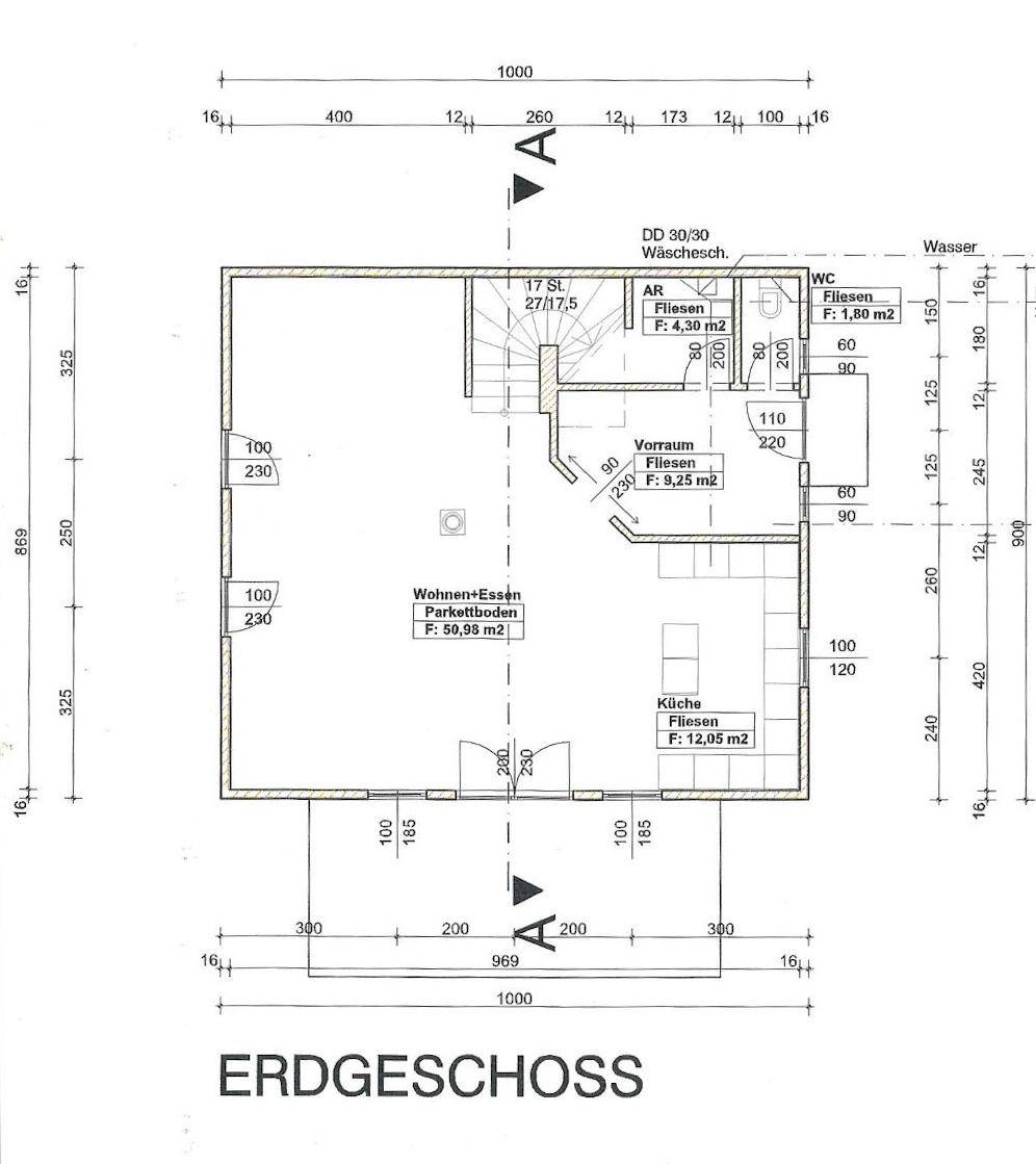 Grundriss des Erdgeschosses mit Wohn-Essbereich, Küche und separatem WC.