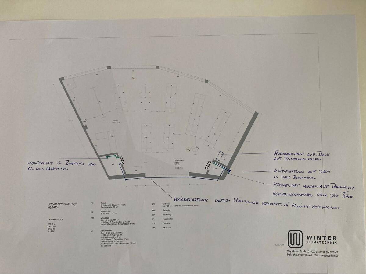 Grundrissplan eines unregelmäßig geformten Raumes mit technischen Anmerkungen und Beschriftungen.