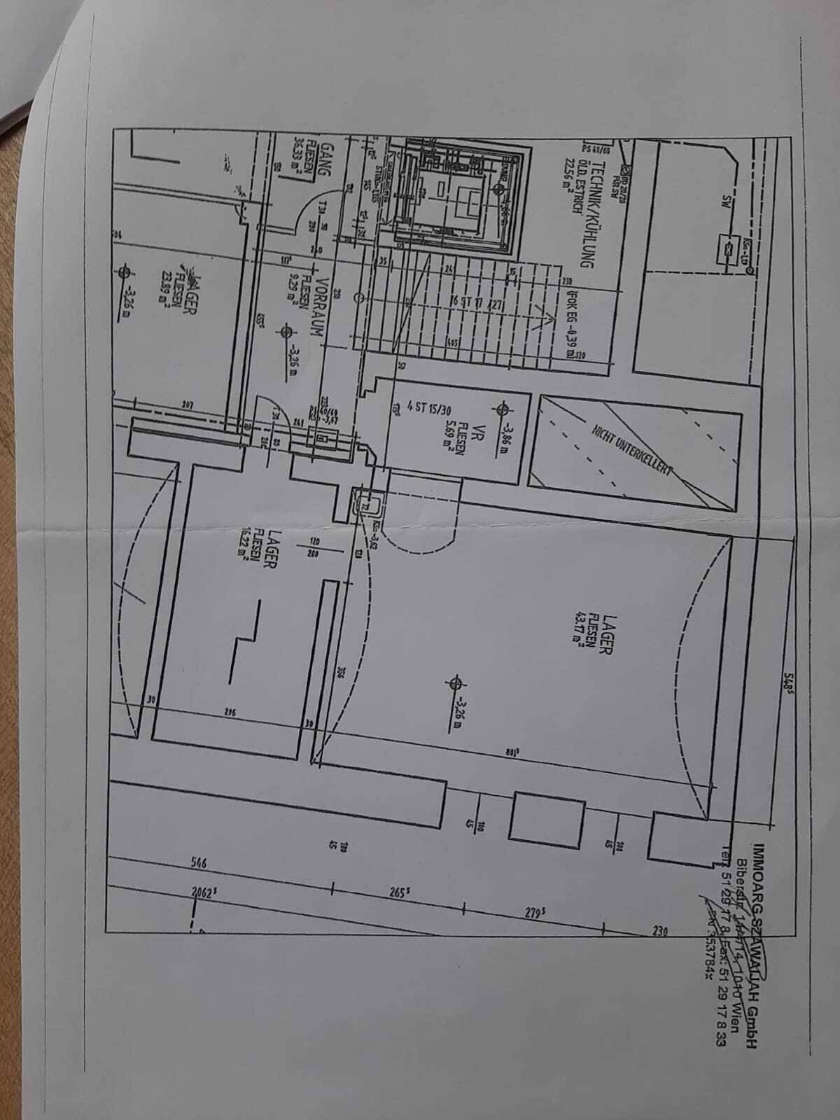 Detaillierter Grundriss mit verschiedenen Lagerbereichen und Technikräumen.