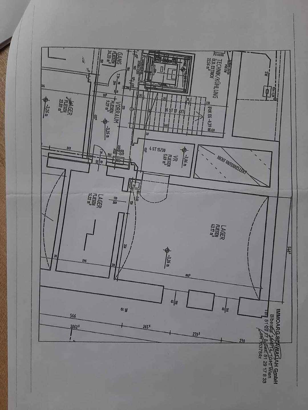 Grundrissplan mit Lagerflächen, Gang, Vorraum und Technikbereich eines Gebäudes.