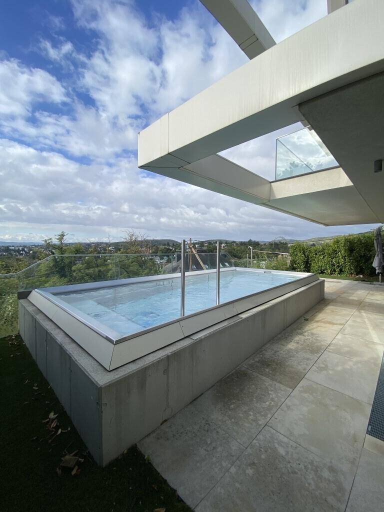 Der elegante Außenpool ist harmonisch in die moderne Architektur der Terrasse integriert.