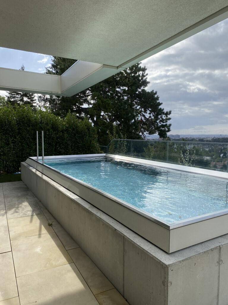Der moderne Außenpool auf der Terrasse bietet eine erfrischende Oase mit Panoramablick.