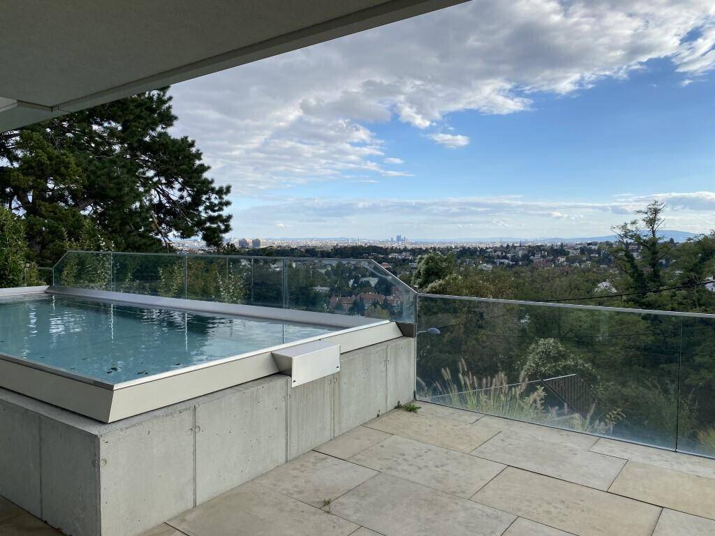 Weitläufige Terrasse mit Pool und atemberaubendem Blick auf die umliegende Stadt und Landschaft.
