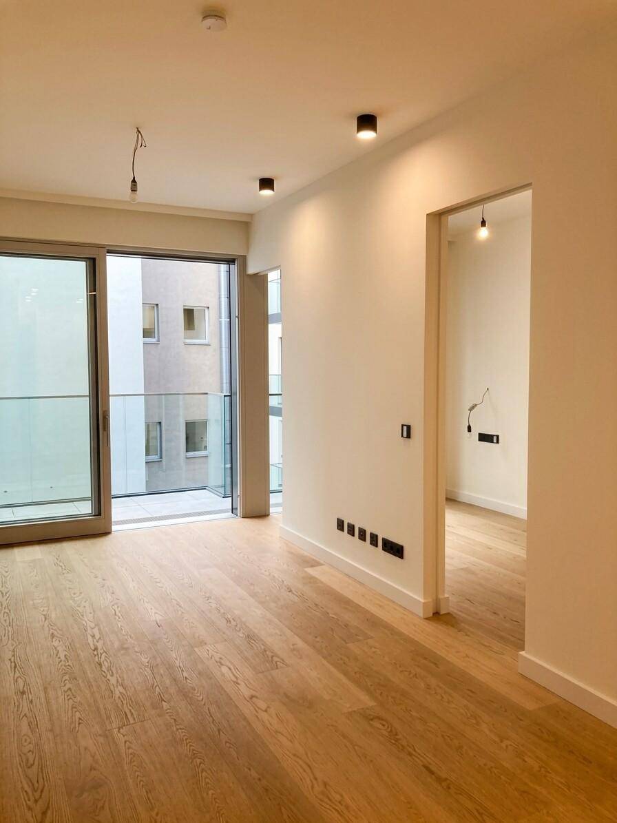 Geräumiges, helles Zimmer mit Holzboden und Schiebetür zum Außenbereich, ideal für Wohnzwecke.