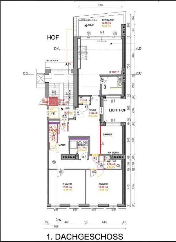 Grundriss des 1. Dachgeschosses mit drei Zimmern, Wohnküche und einer Terrasse.