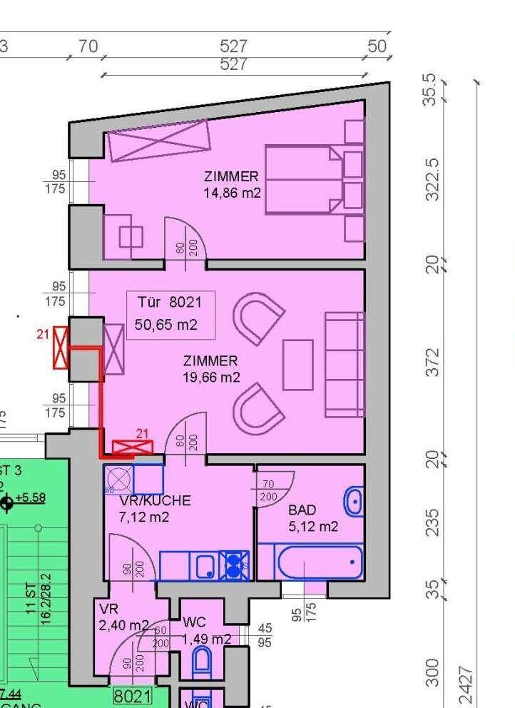 Grundriss einer Wohnung mit mehreren Zimmern, Bad, WC und Küche.