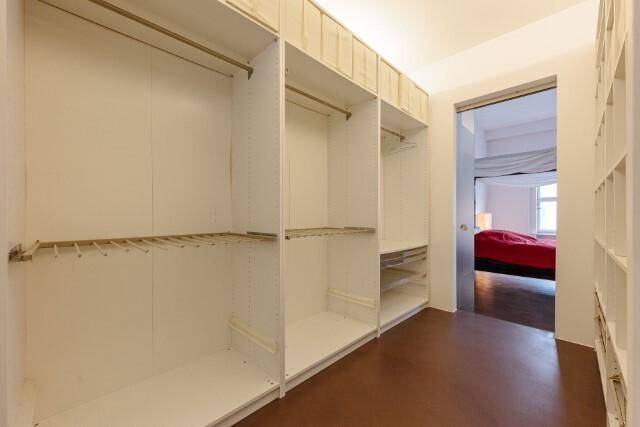 Geräumiger begehbarer Kleiderschrank mit offenen Regalsystemen und viel Stauraum.