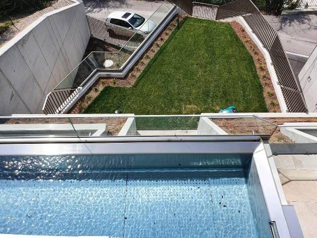 Blick auf Pool und Garten