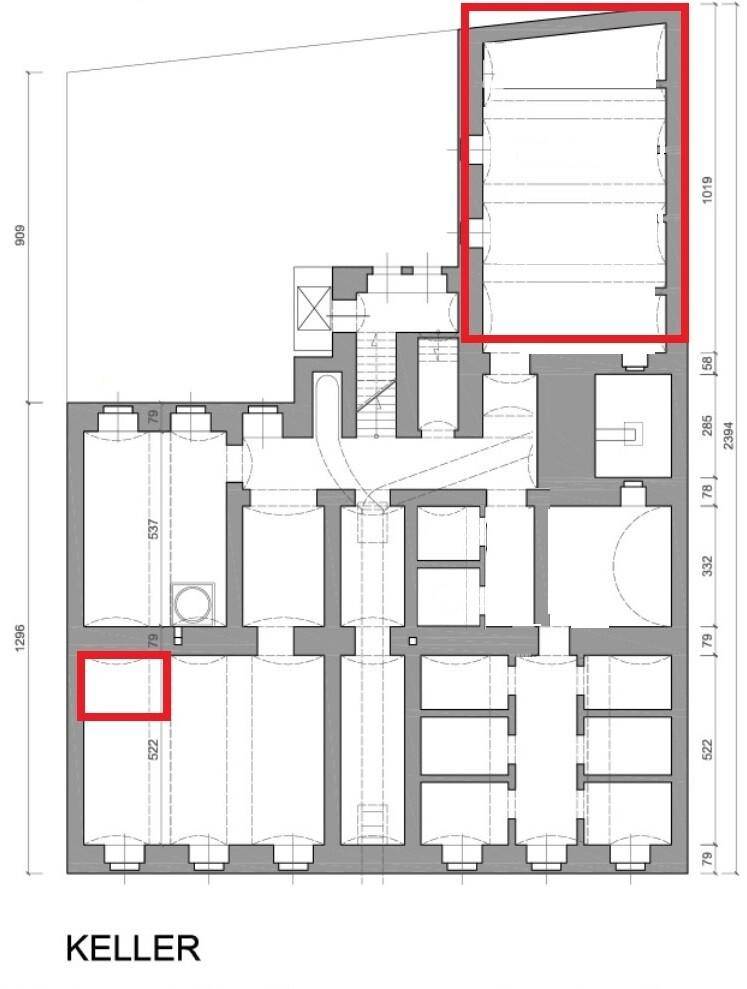 Grundriss des Kellers mit verschiedenen Räumen und Lagerbereichen.
