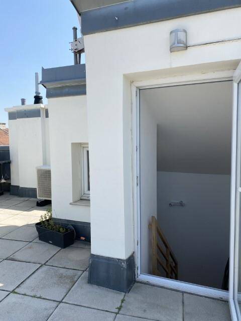 Zugang zur Dachterrasse mit Fliesenboden und Blick auf die Umgebung.