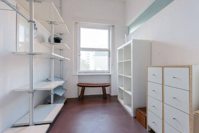 Heller Abstellraum mit Regalsystemen und Fenster, ideal für zusätzlichen Stauraum.