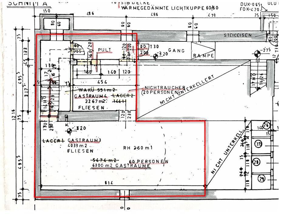 Übersichtlicher Grundriss mit Raumbezeichnungen, Treppen und einer markierten Fläche, inklusive Rampe.