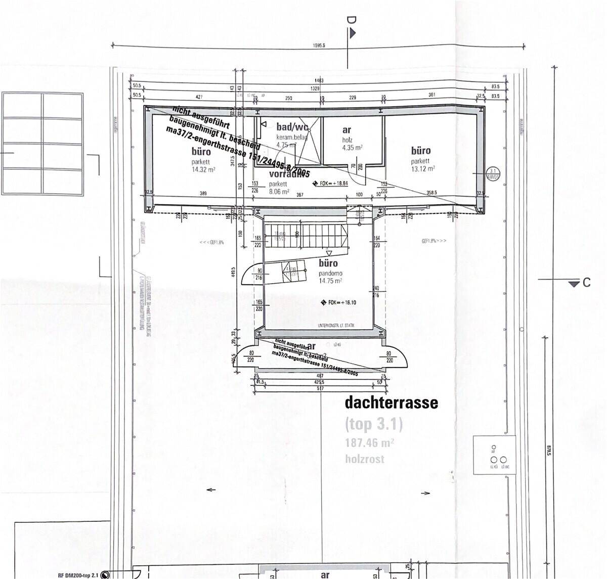 Grundriss der Dachterrasse mit angrenzenden Räumen und Treppenaufgang.