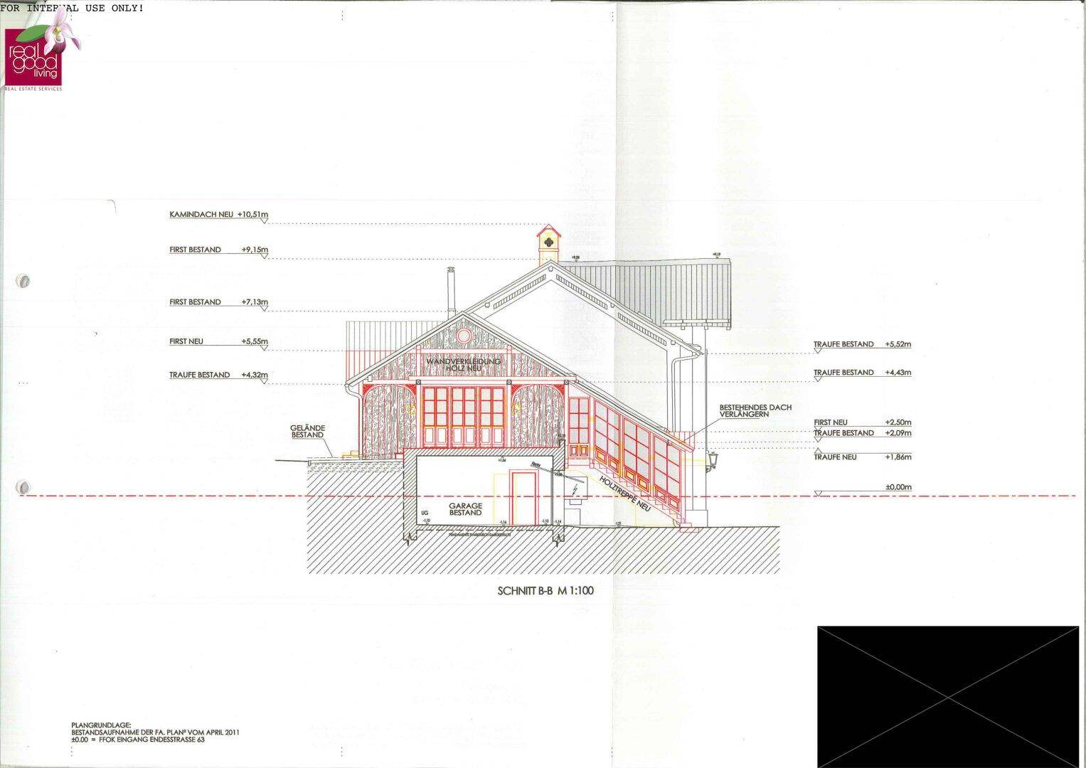Seitlicher Schnittplan des Gebäudes, der die Dachneigung und die Fensteranordnung im Detail zeigt.